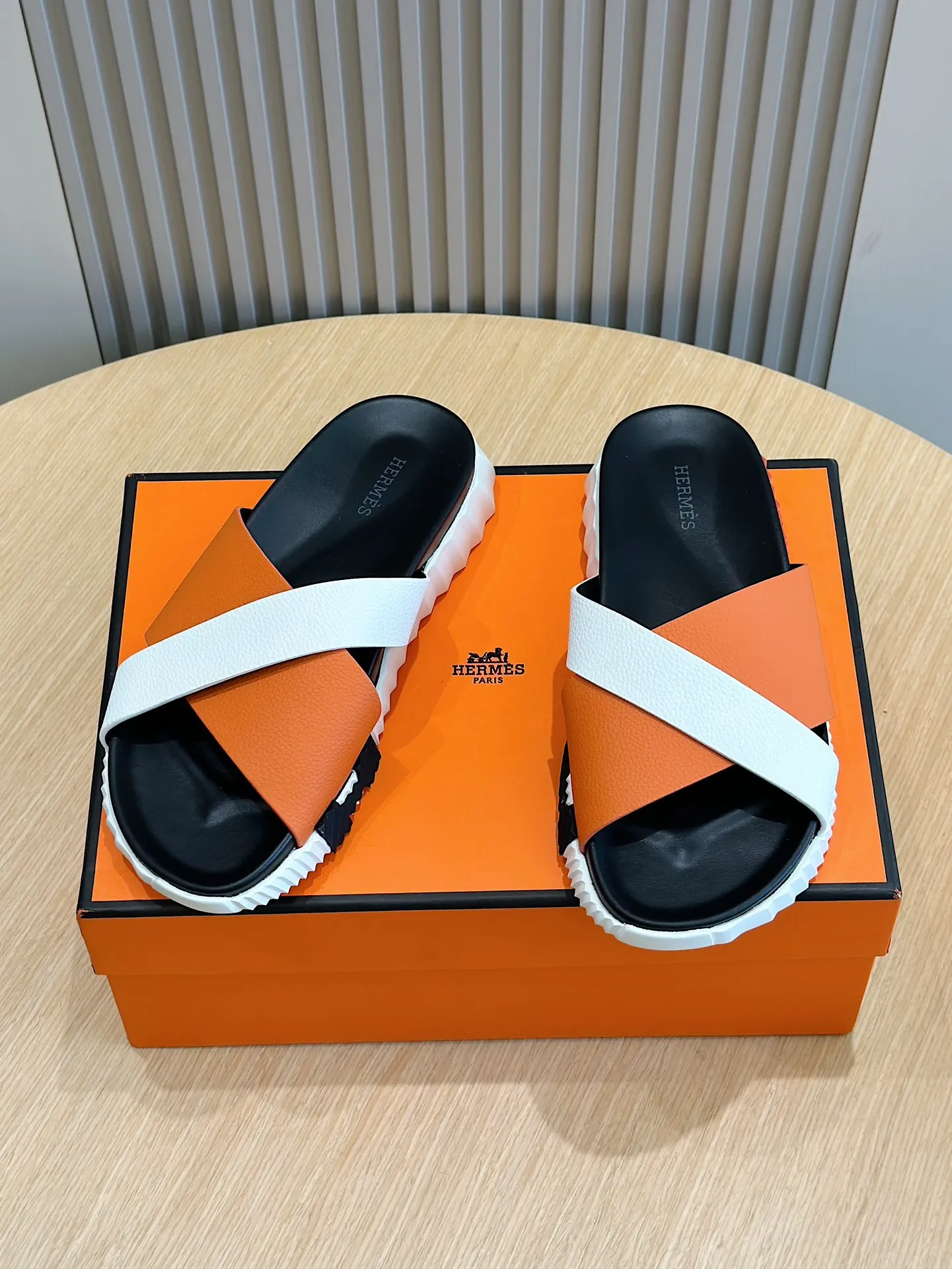 [HERMÈS] Top men's shoes 💰: 340💰 Size: 39-44 (38.45 46 custom-made) Herme*H Home Hermès Men's Sandals and Slippers - Original Replica Purchase the original version and make it one to one, the outsole is privately modeled, and the outsole color corresponding to each color is the same as the original version. Come to those who know the stuff 💪 The ultra-light soles are designed in contrasting colors, and they feel so comfortable on your feet! Calfskin, cowhide feet, private mold outsole.